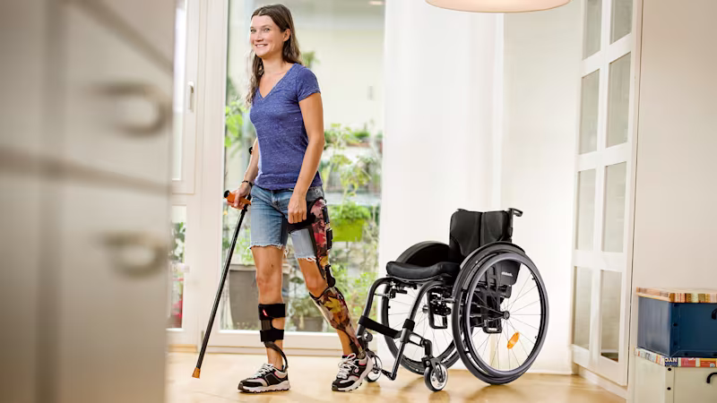 Anwenderin mit Rollstuhl und C-Brace (Rehacare)