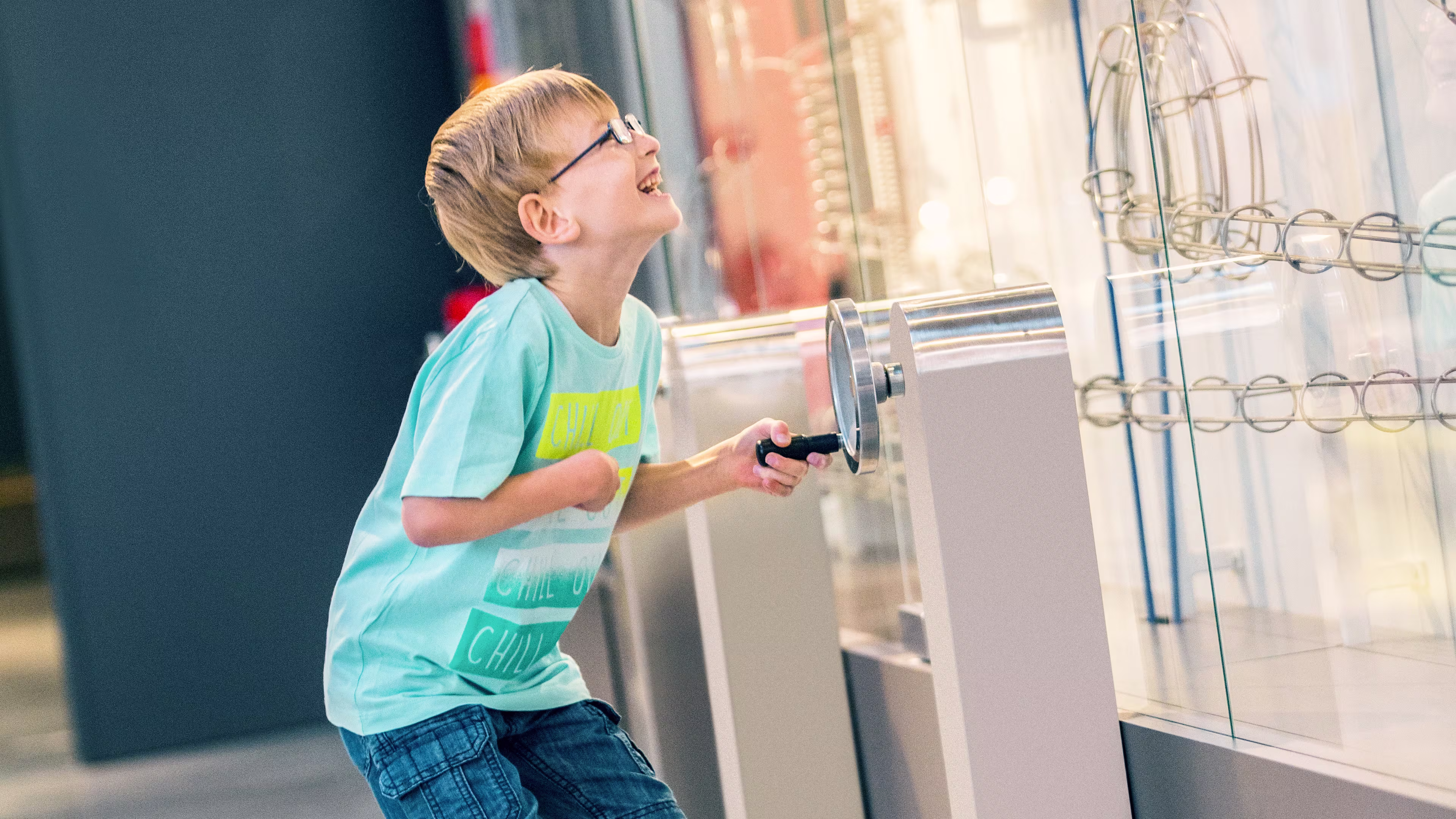 Un bambino che indossa un'ortesi WalkOn sorride mentre gioca.