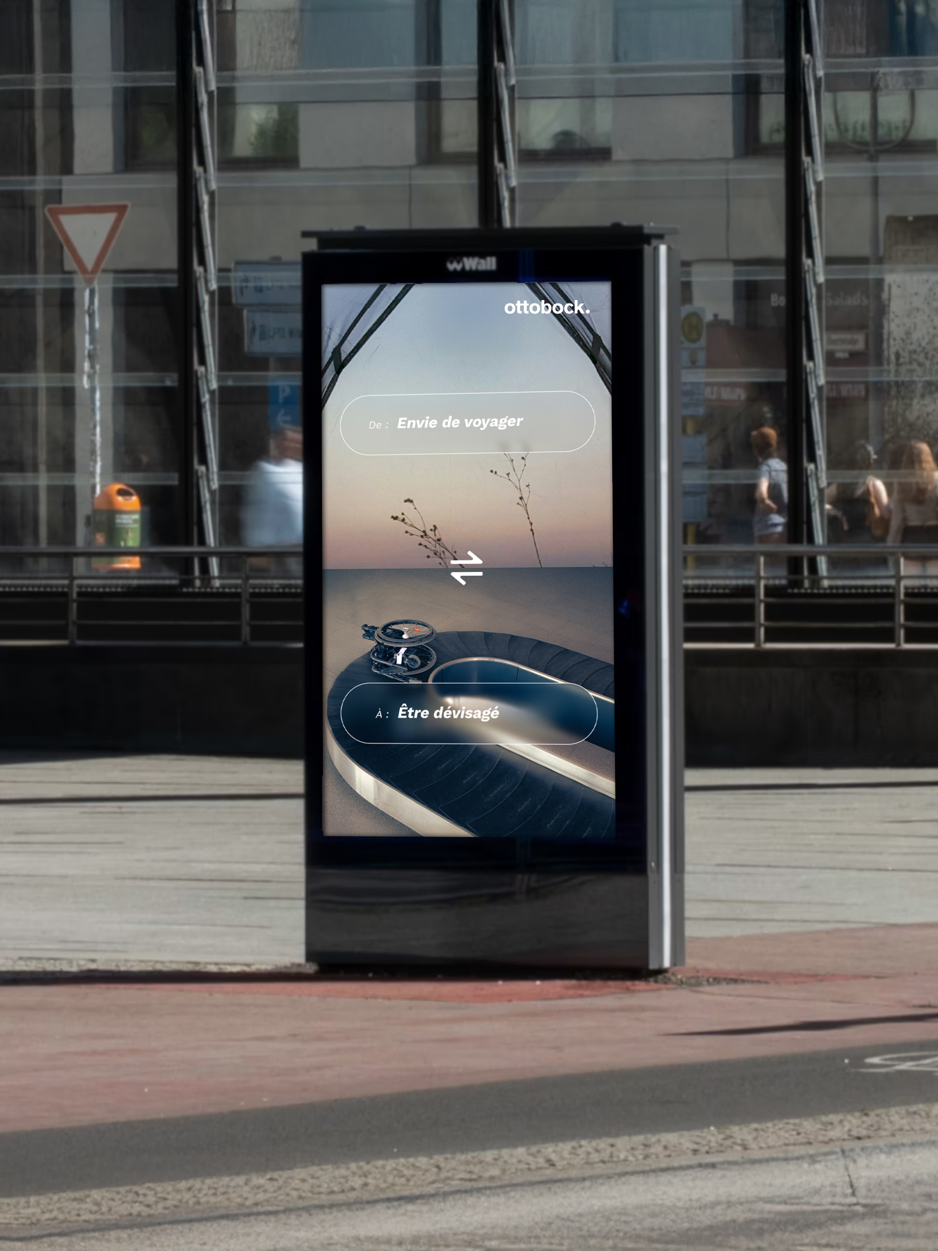 Affichage numérique dans la rue montrant un chemin sinueux, soulignant le contraste entre les aspirations de voyage et les obstacles réels.