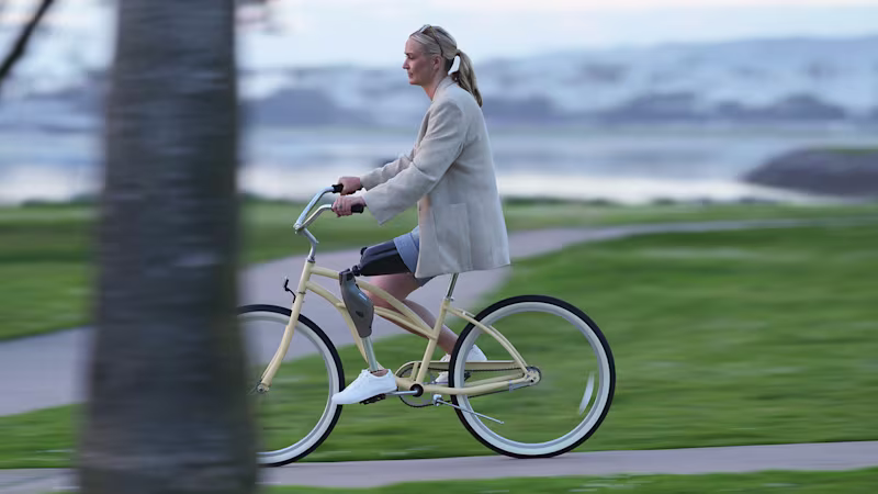 Genium X4 Anwenderin Laura fährt Fahrrad.