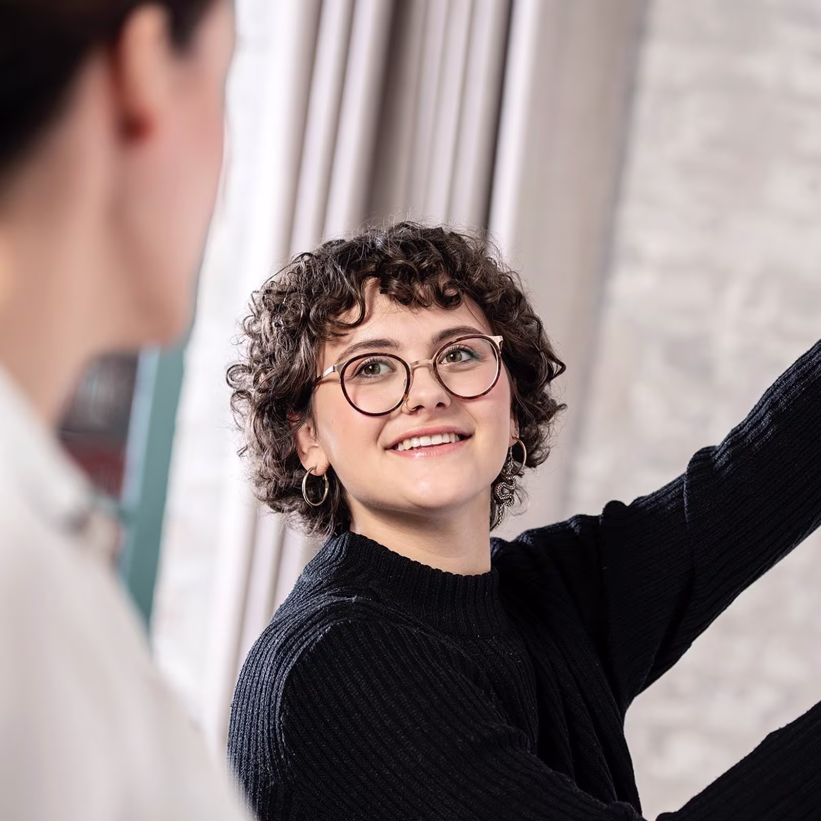 Lina mit bebionic Hand am Whiteboard