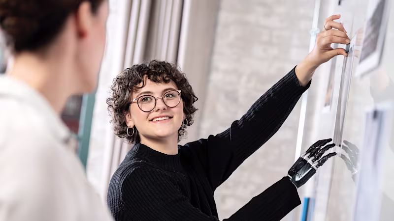 Lina mit bebionic Hand am Whiteboard