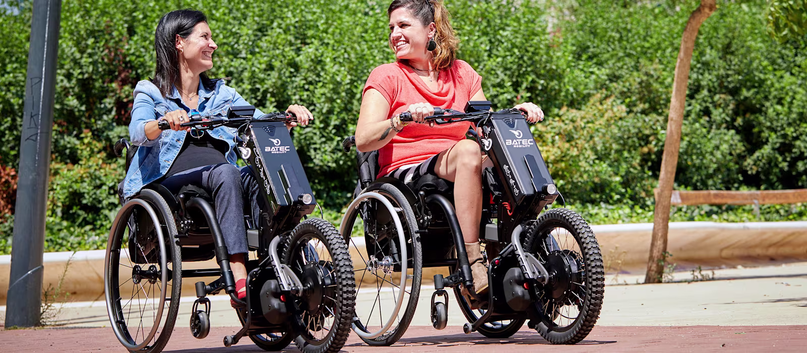 Due utenti handbike Batec Rapid 2 e Batec Electric 2 fianco a fianco