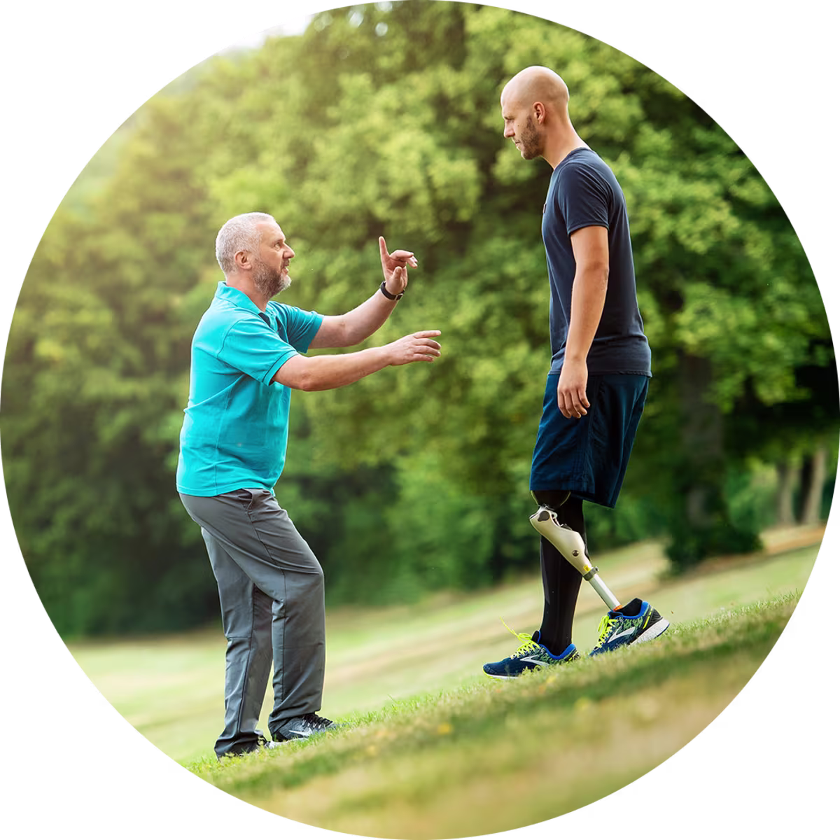 Ein Prothesenträger und sein Therapeut laufen gemeinsam einen Hügel hinunter, der Amputierte trägt dabei das mechatronische Prothesenkniegelenk Kenevo von Ottobock.