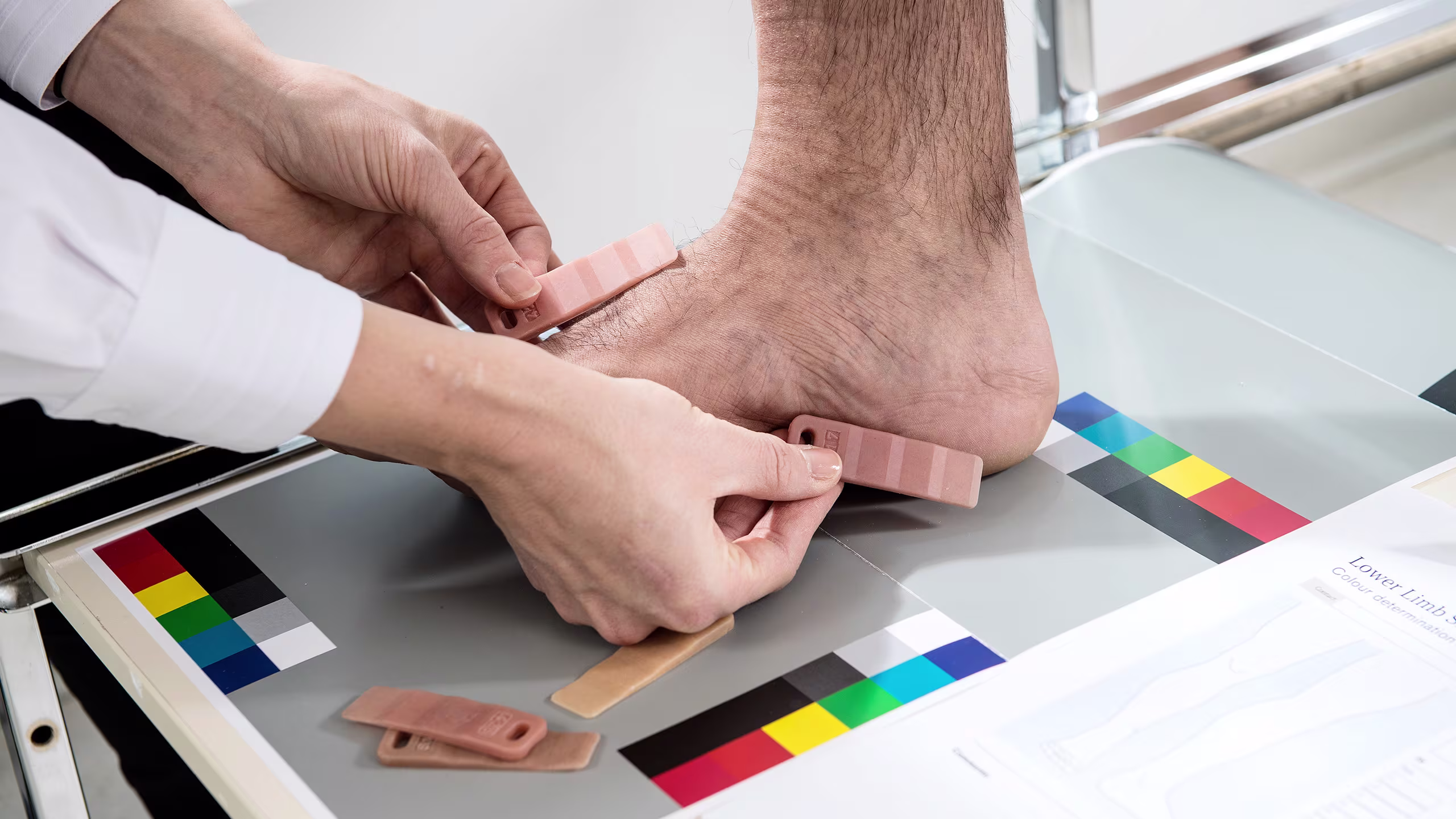 Dettaglio fabbricazione su misura di un guanto estetico in silicone per arto inferiore