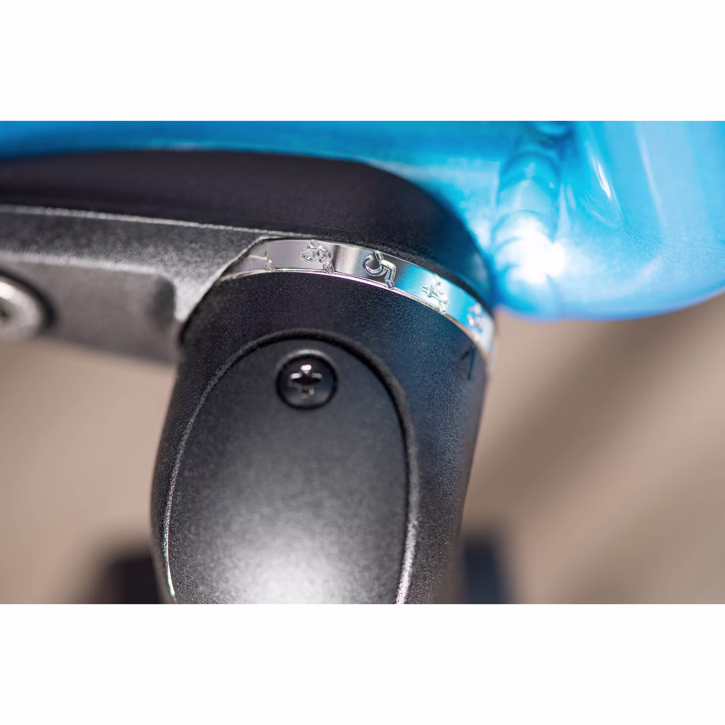 Man sieht den Vorderradadapter des Avantgarde Rollstuhls. 