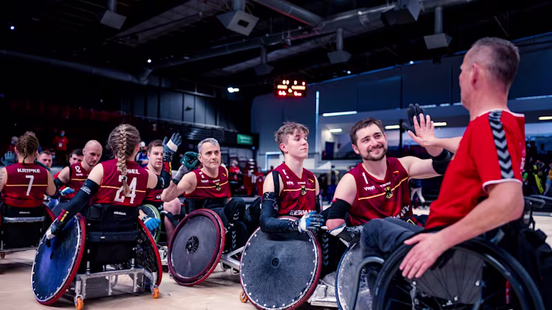 Das Rollstuhlrugby Team der deutschen Nationalmannschaft klatscht sich ab. Dabei sitzen die Athleten in den Sportrollstuhl Invader Rugby von Ottobock.