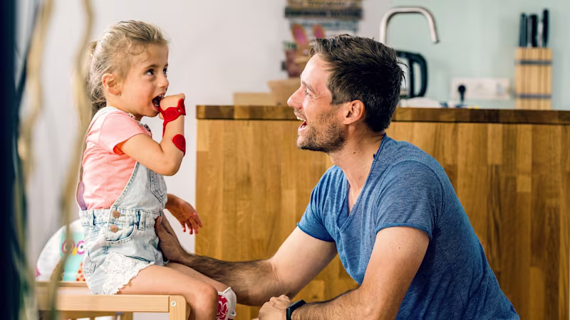 Emilia lacht mit ihrem Vater