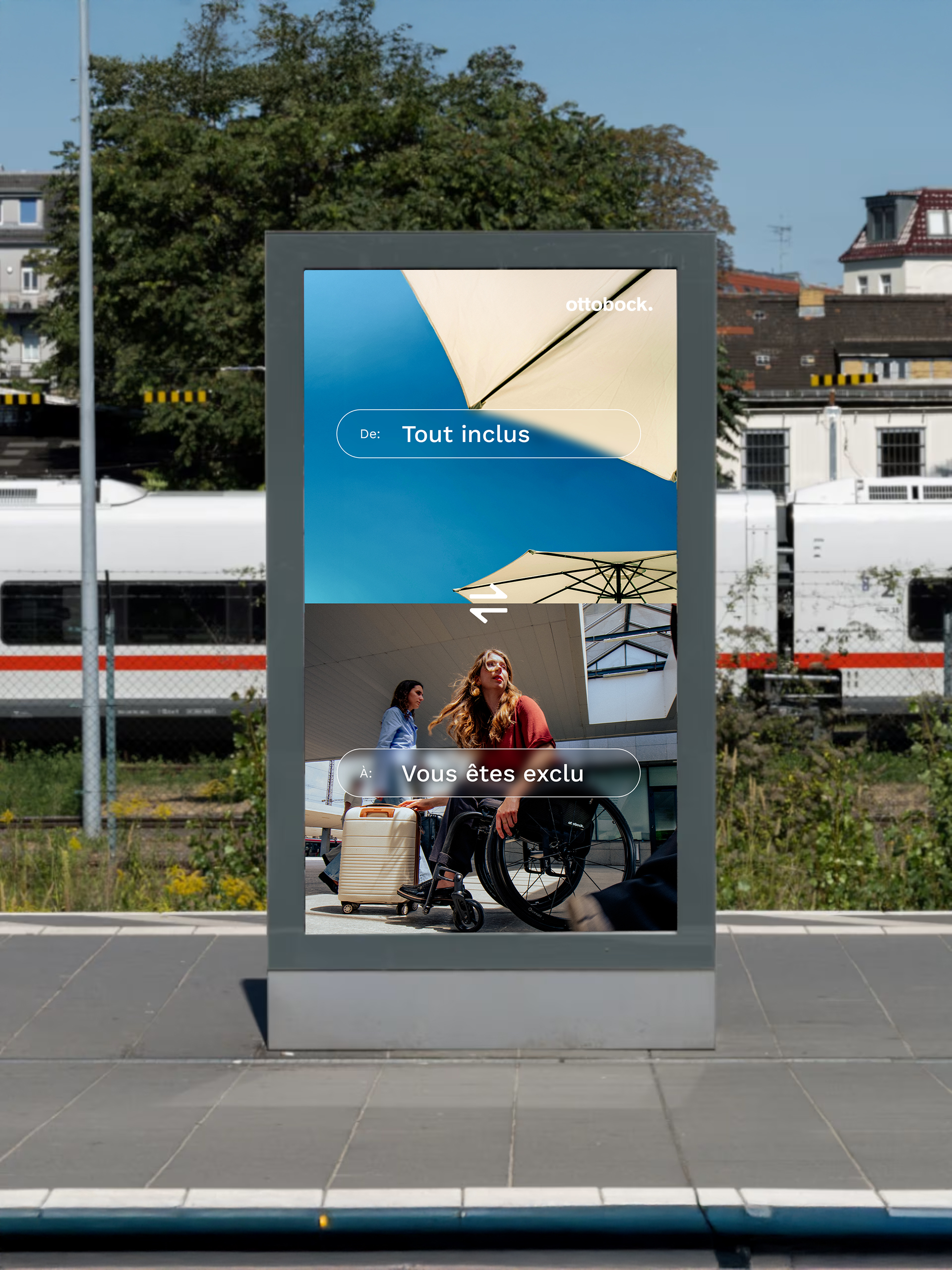 Affichage en gare avec une scène de plage en haut et une femme en fauteuil roulant en bas – illustre l’écart entre les promesses de vacances et la réalité de l’accessibilité.