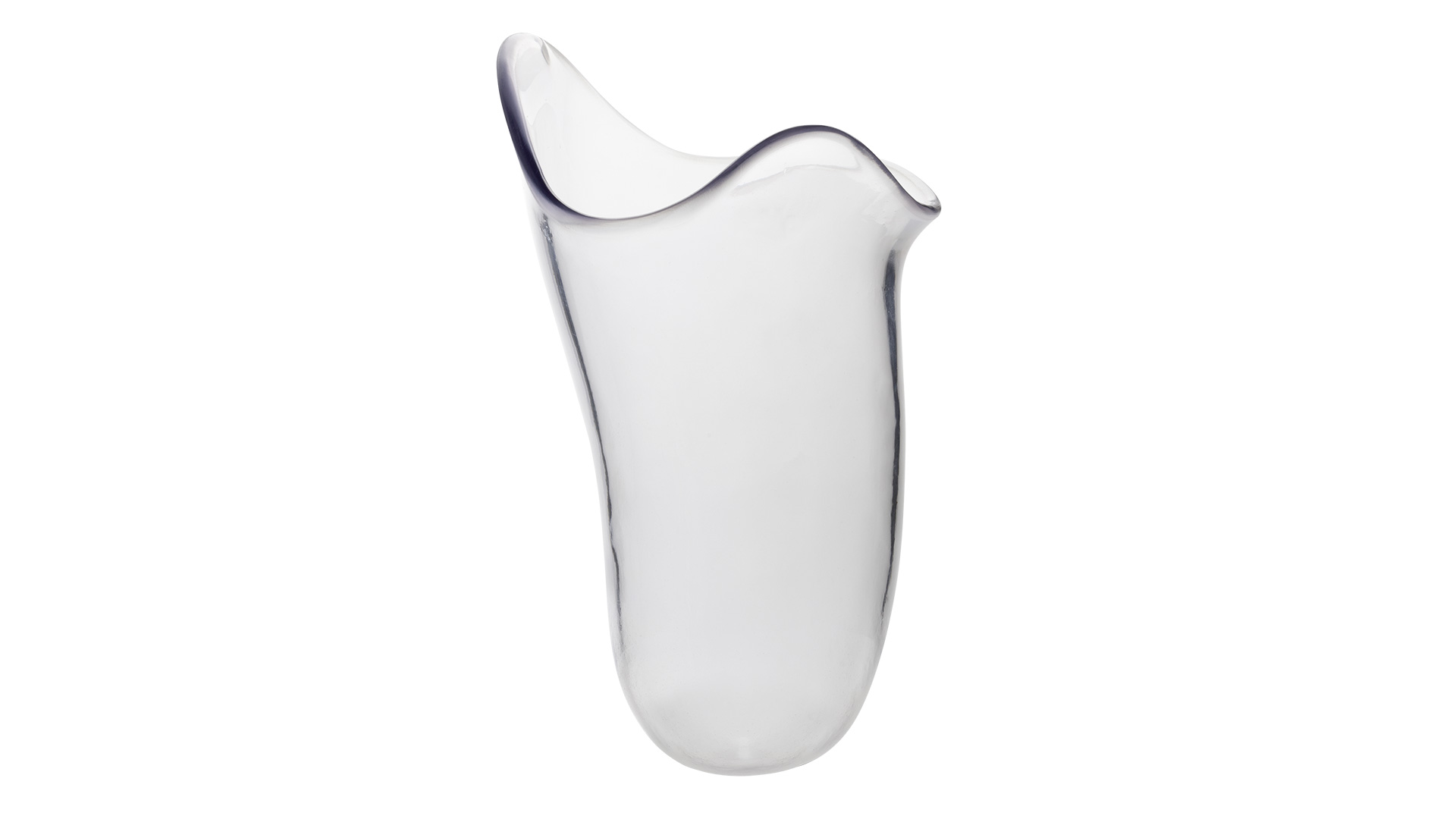 Vaso in vetro trasparente con bordo ondulato e design affusolato liscio utilizzato nella decorazione d’interni Ottobock.