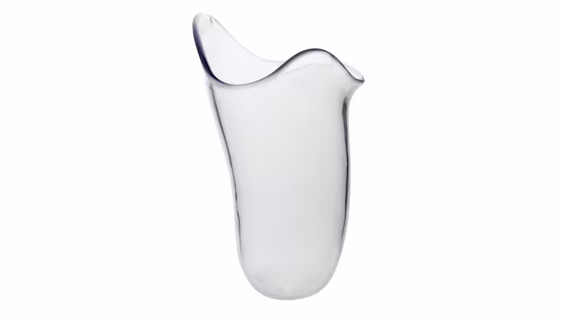 Vaso in vetro trasparente con bordo ondulato e design affusolato liscio utilizzato nella decorazione d’interni Ottobock.