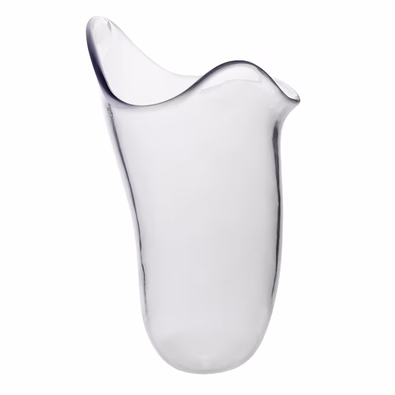 Vaso in vetro trasparente con bordo ondulato e design affusolato liscio utilizzato nella decorazione d’interni Ottobock.