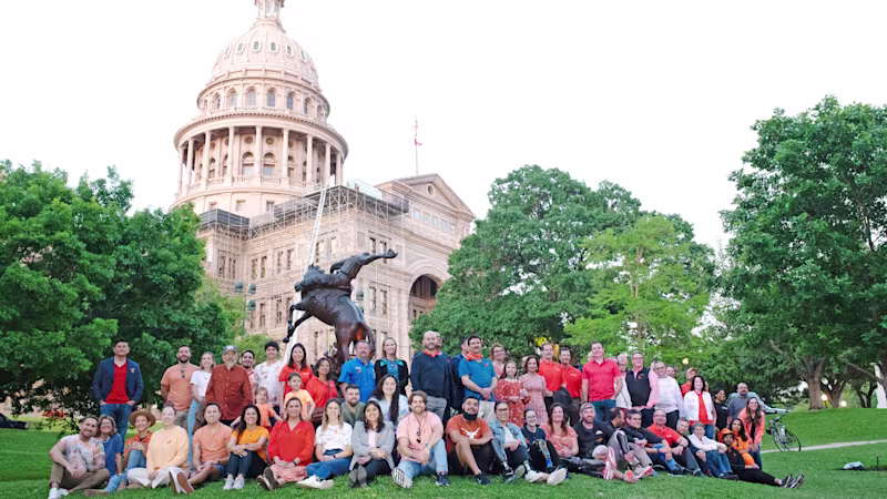 Différents membres de la communauté des différences de membres, accompagnés de membres de l’équipe Ottobock, posant devant le Texas State Capitol Building
