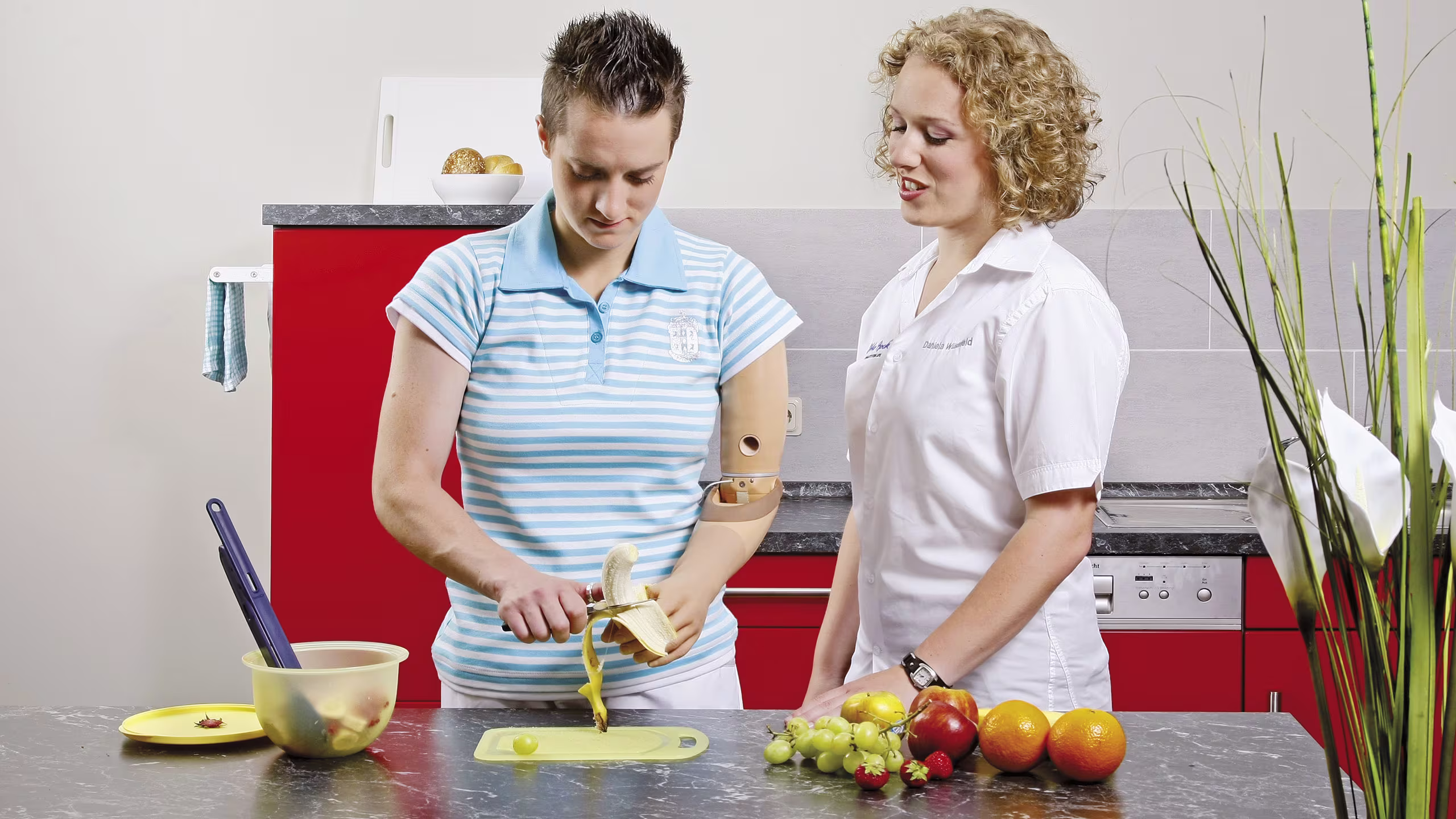 Daniela sbuccia una banana con la sua mano protesica Ottobock