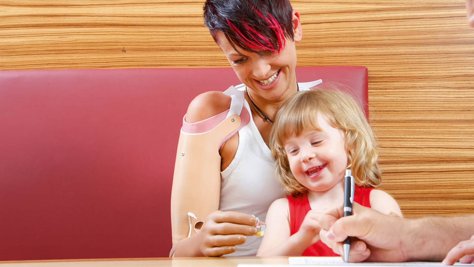 筋電義手 マイオボックシステム 強い把持力/作業空間を選ばない