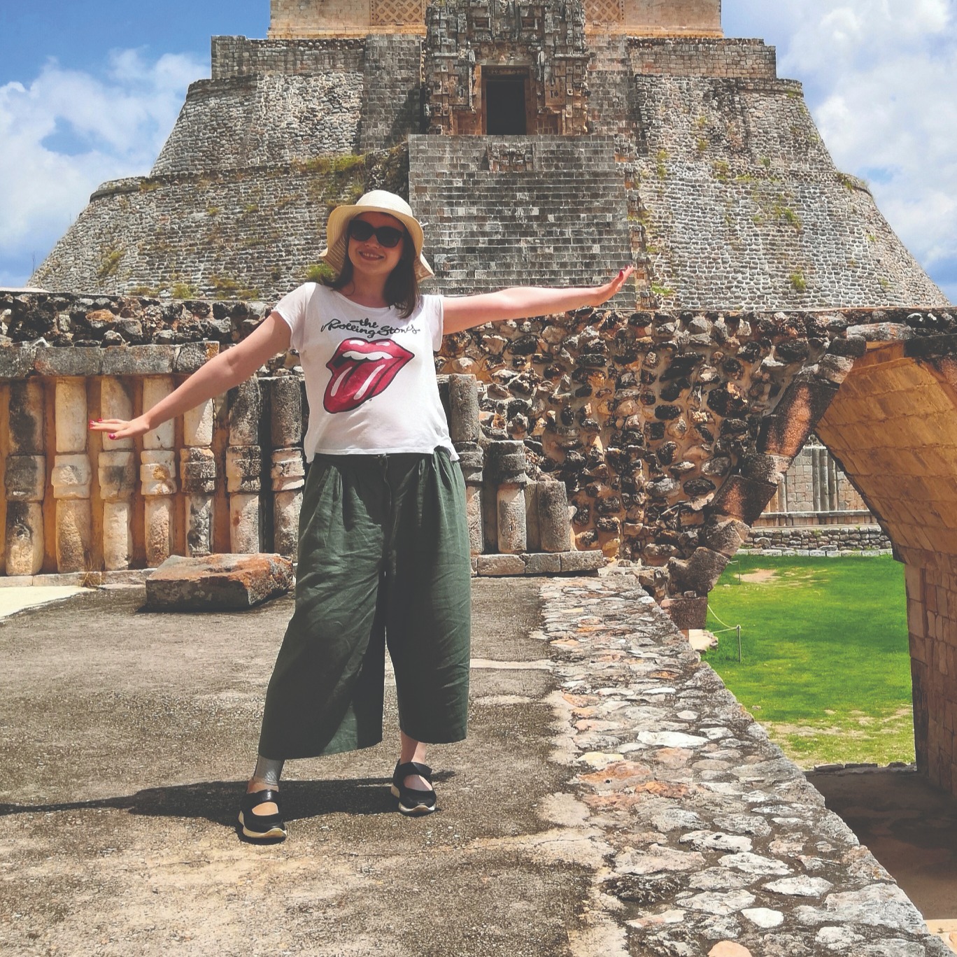 Пользователь протеза бедра на фоне древних пирамид.