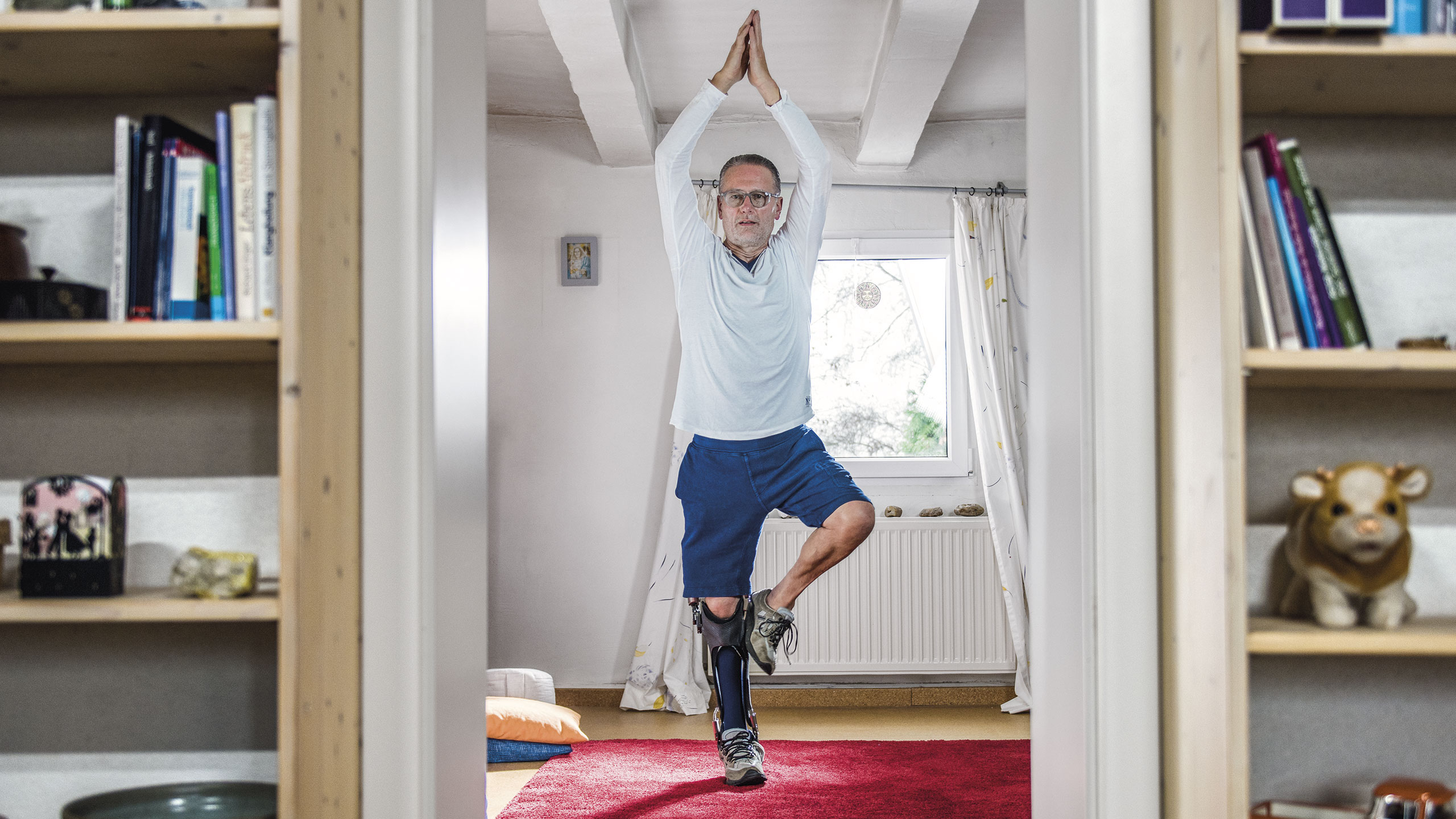 Wolfgang esegue uno dei suoi asana con C-Brace