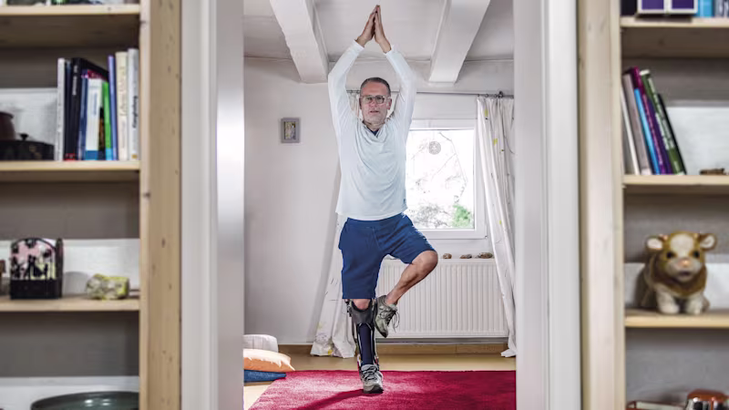 Wolfgang esegue uno dei suoi asana con C-Brace