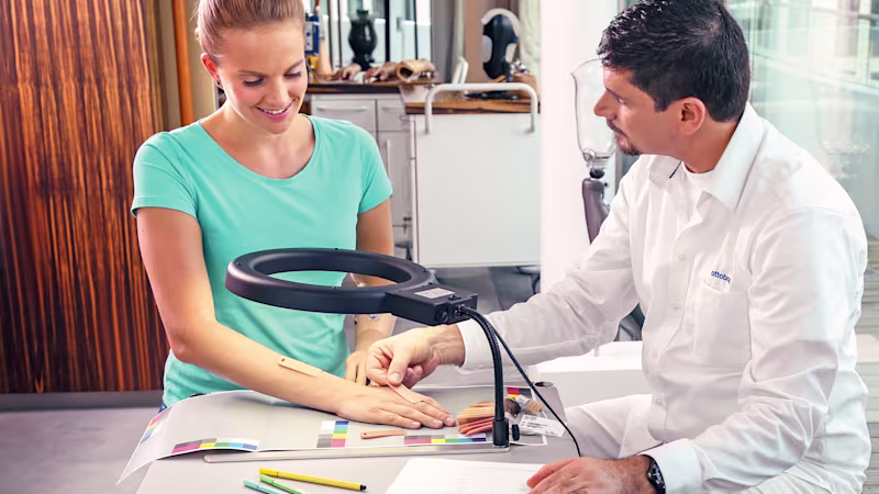 Un orthothésiste certifié tente de faire correspondre la couleur du matériau avec le teint du patient