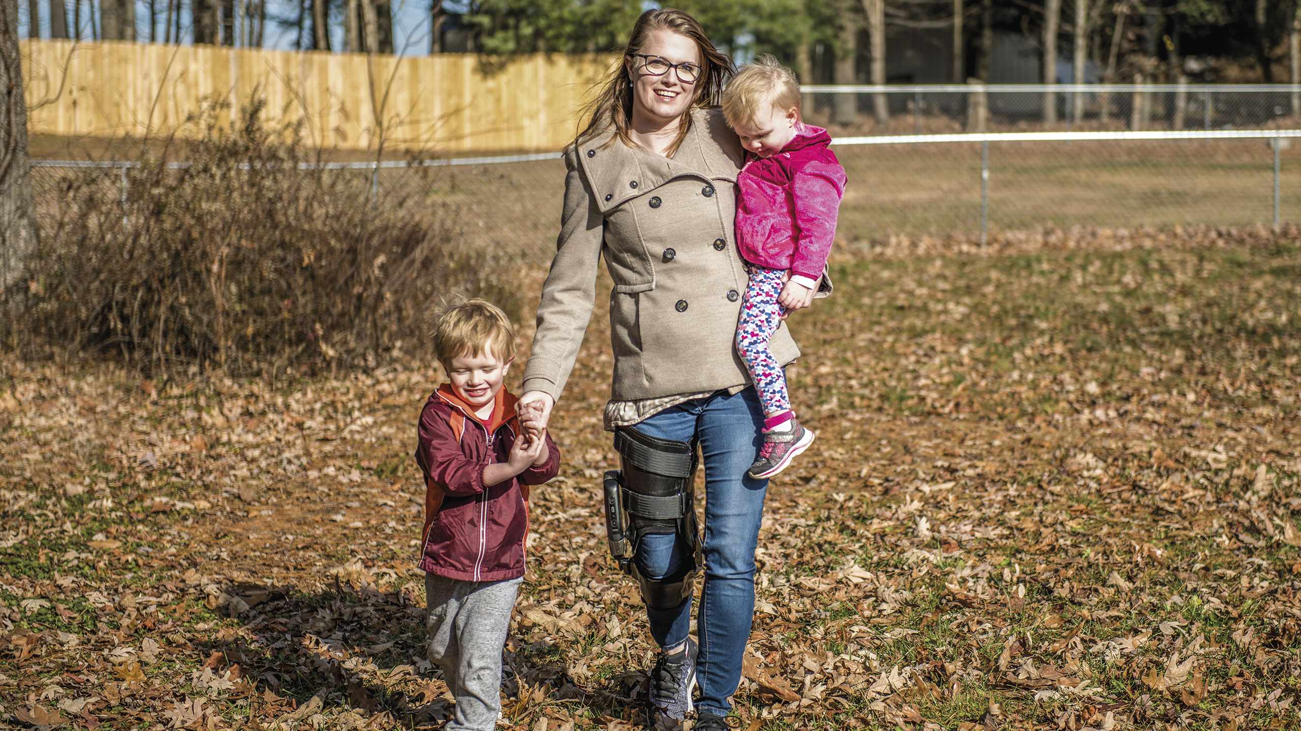 Hannah cammina sicura tenendo per mano i suoi bambini grazie a C-Brace