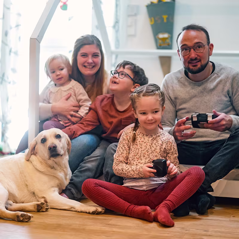 Zerebralparese Patient spielt mit seiner Familie