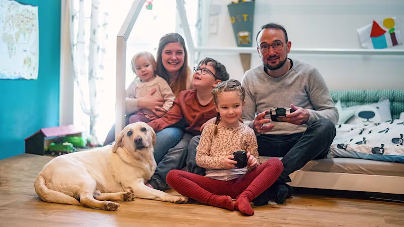 Zerebralparese Patient spielt mit seiner Familie