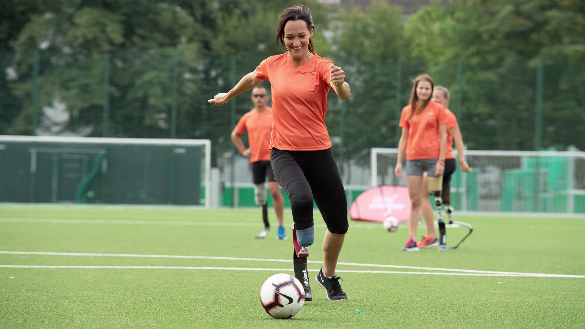 Sportprothesenträgerin spielt Fußball 