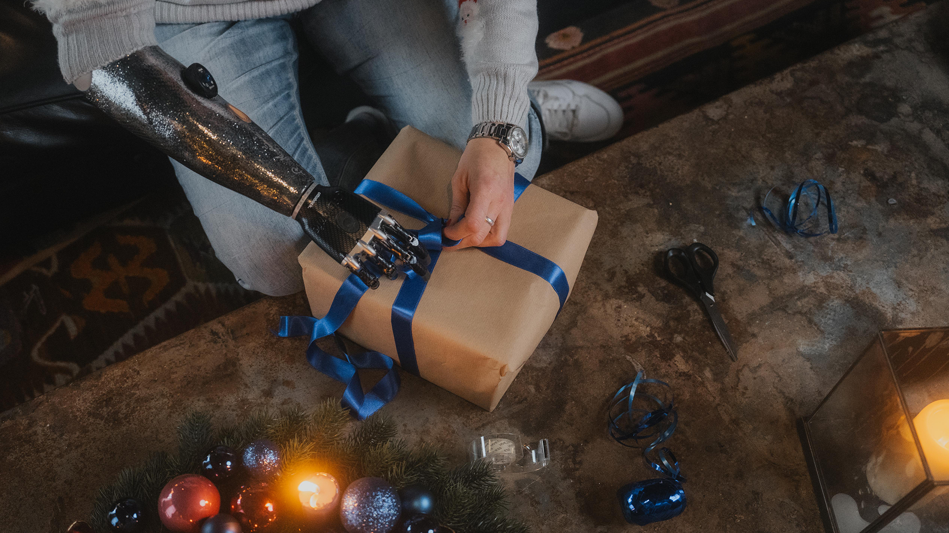 Geschenke einpacken mit dem Myo Plus System und der bebionic Hand.