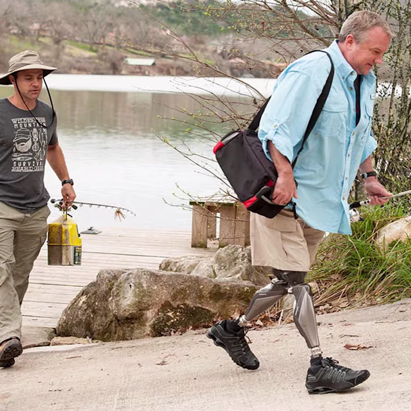 義足コンピューター制御膝継手ジニウム 両側大腿 最新 高機能 安定歩行 坂道歩行