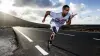 Un athlète court sur une route en plein air grâce à son pied prothétique Ottobock Runner personnalisé