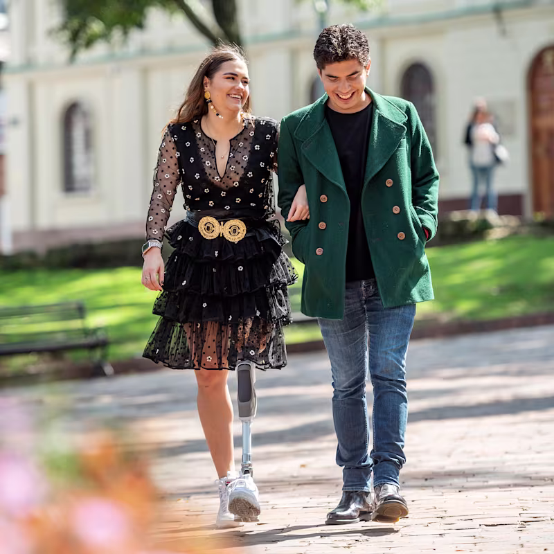 Johana e suo padre fanno una passeggiata