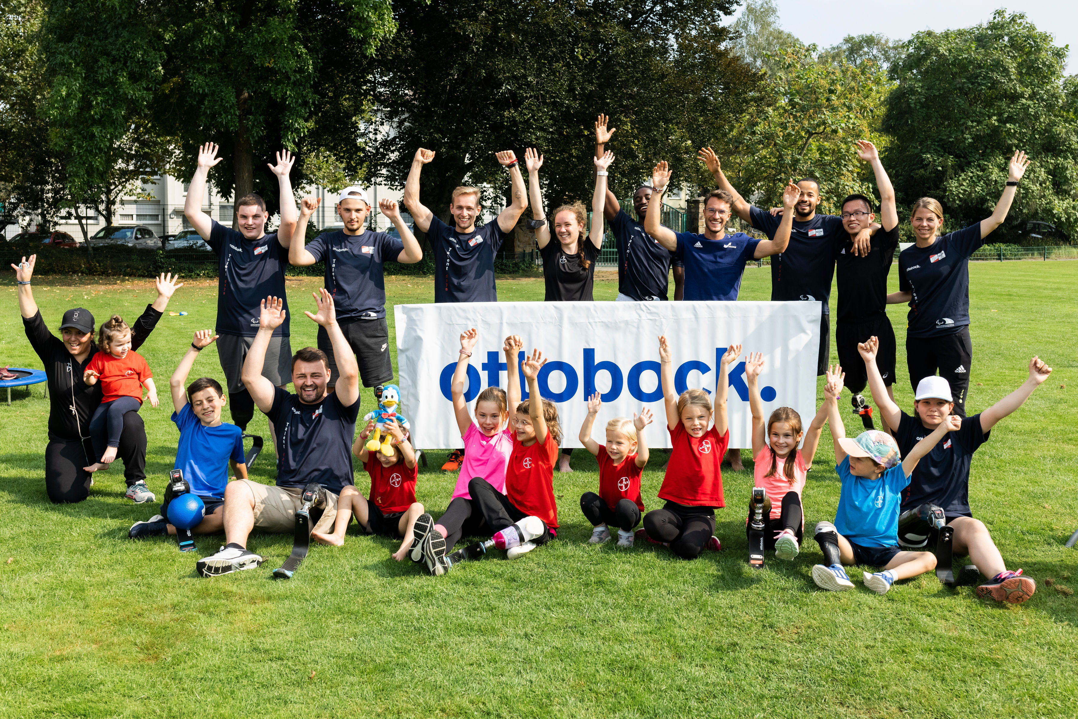 Teilnehmer der Talent days stehen gemeinsam auf dem Sportplatz und jubeln