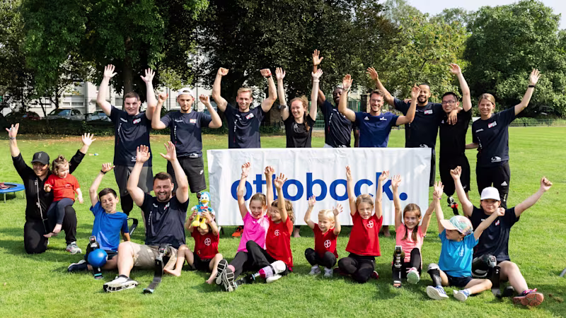 Teilnehmer der Talent days stehen gemeinsam auf dem Sportplatz und jubeln