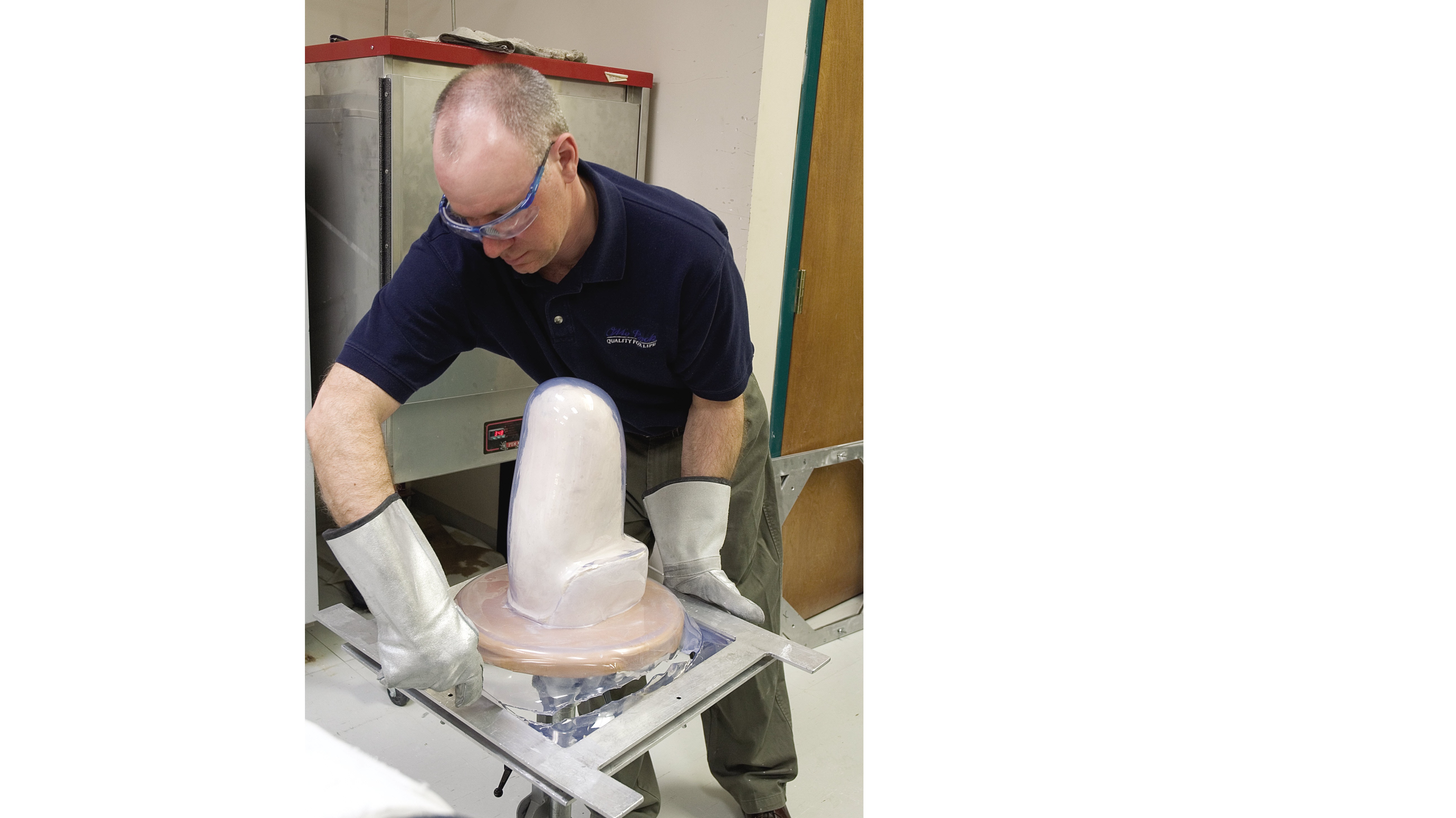 Técnico tirando de un enchufe flexible