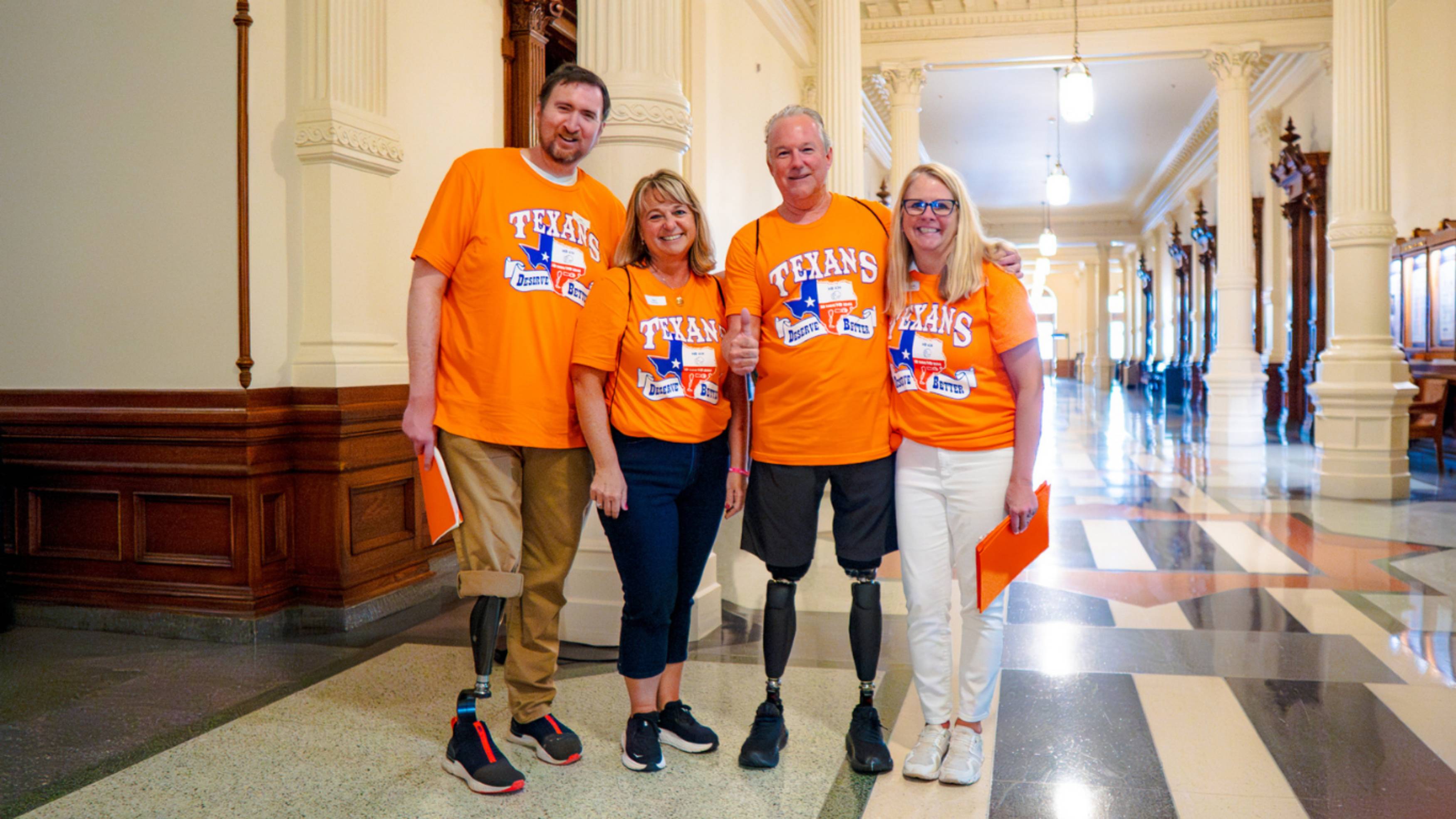 Aaron Holmes et d’autres représentants d’Ottobock North America posant pour une photo dans un immeuble de Washington D.C. pour défendre la communauté de la perte d’un membre et de la différence des membres