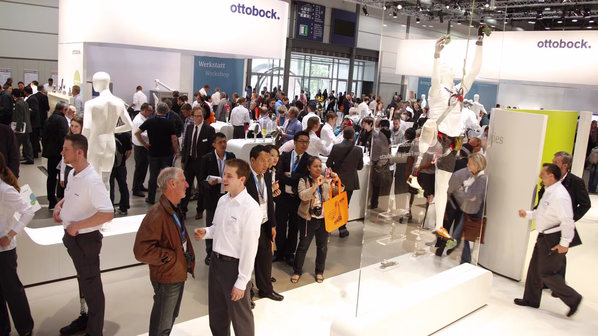 OT World Besucher am Messestand von Ottobock