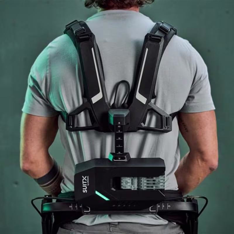 Auf dem Bild sieht man einen Mann der ein Ottobock Exoskelett in der Hand hält.