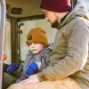 Patient med cerebral pares kör traktor med sin pappa