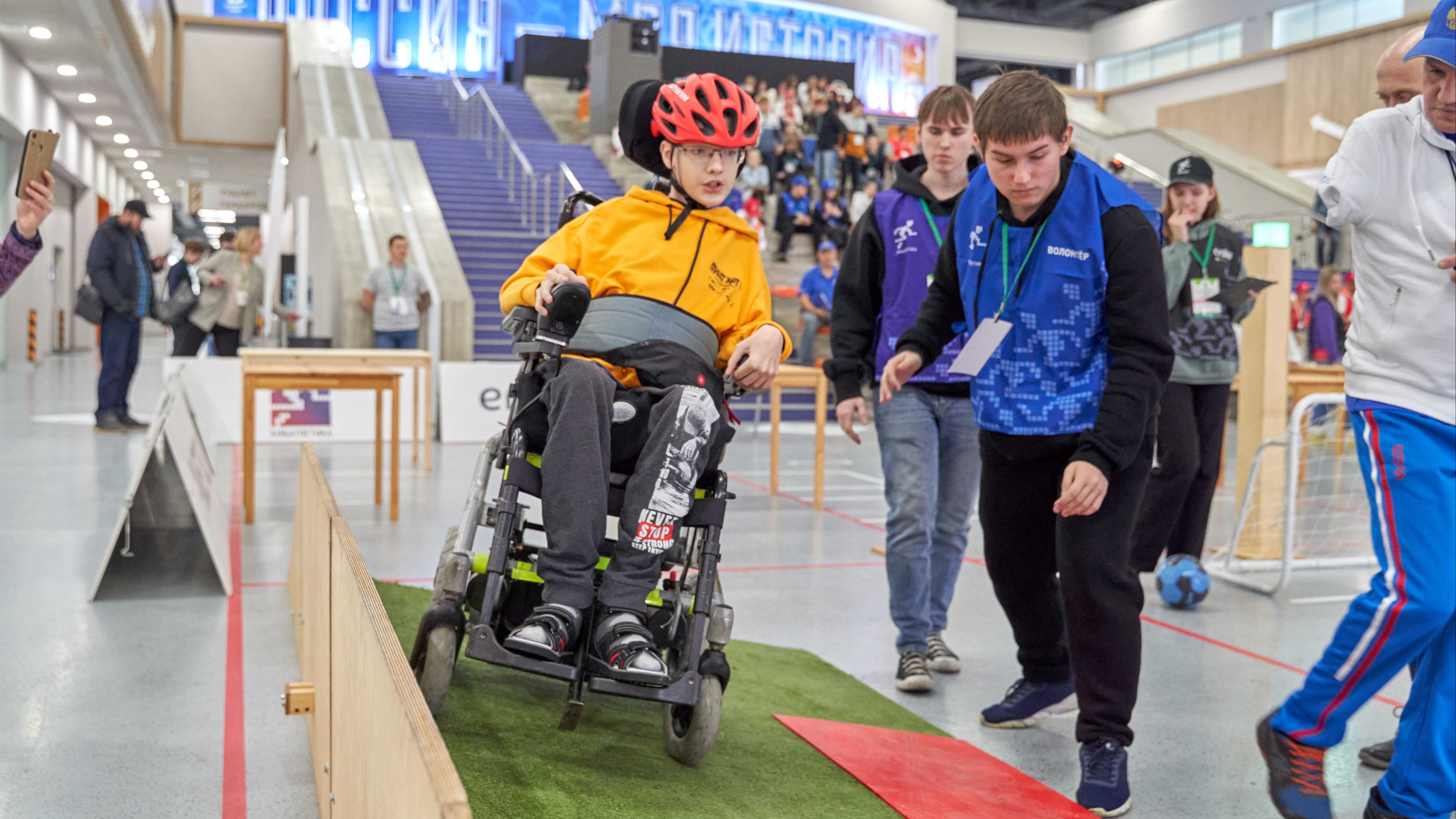 Участник заезда на электроколясках на Первенстве России по Кибатлетике 2022