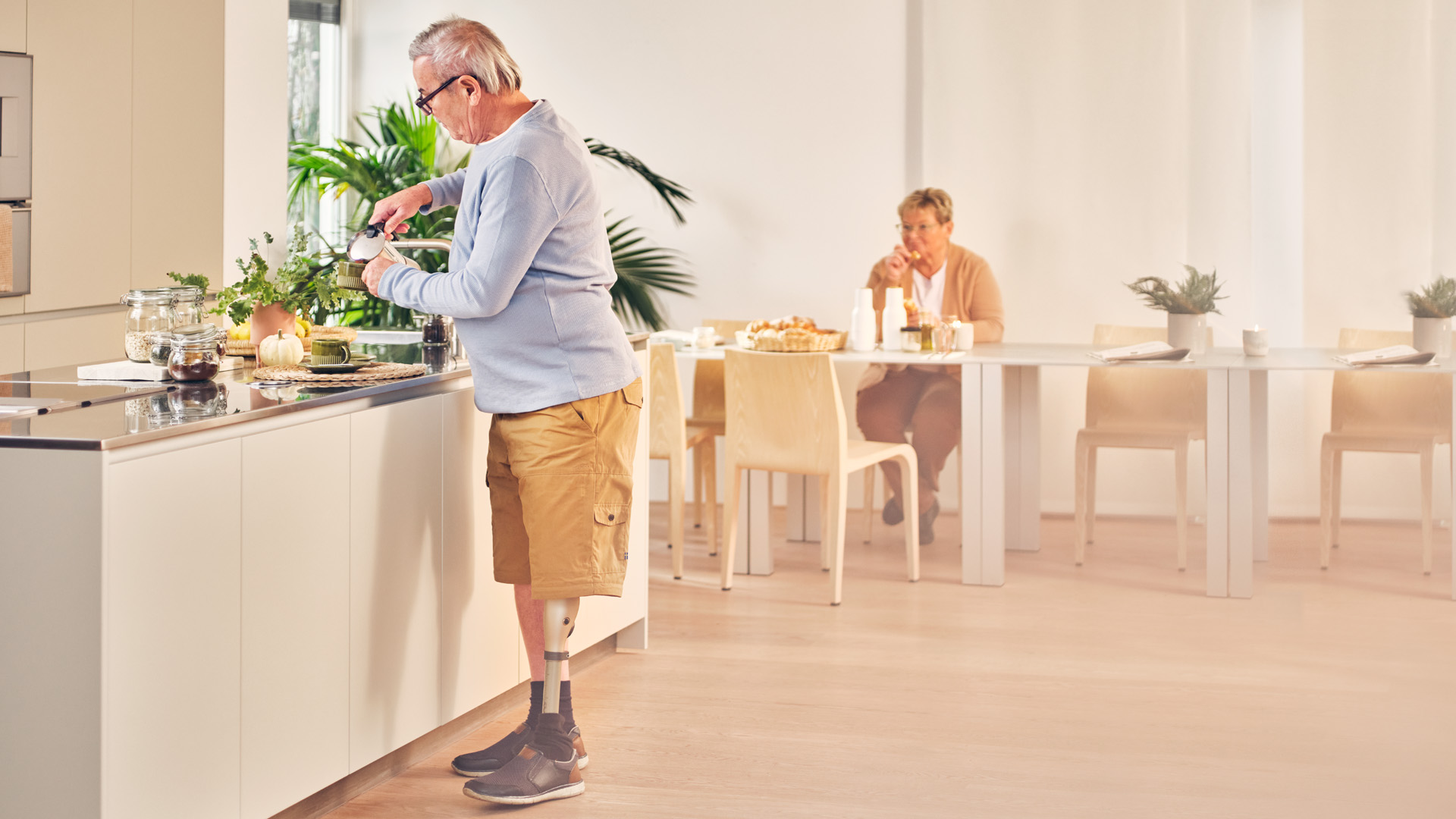 Kenevo Anwender Robert steht in seiner Küche und kocht.