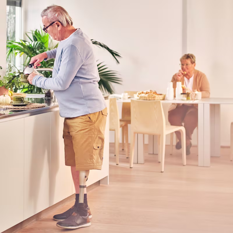 Kenevo Anwender Robert steht in seiner Küche und kocht.