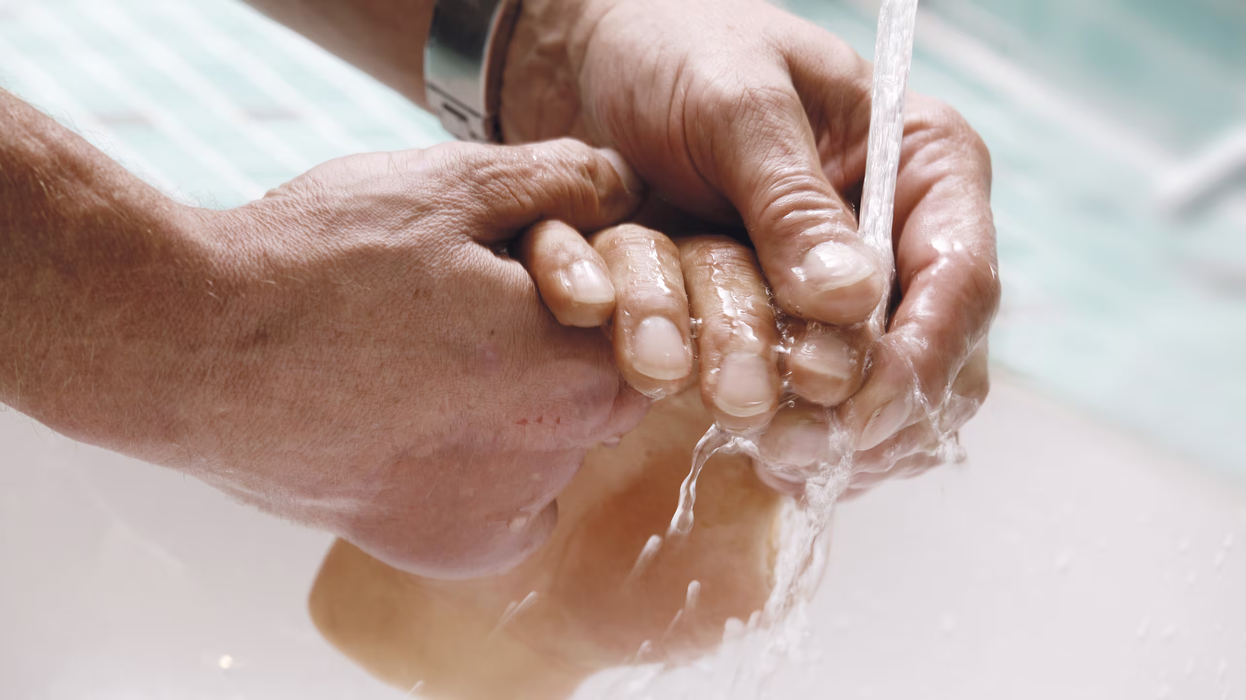 Dettaglio pulizia e igiene di una protesi parziale di mano in silicone