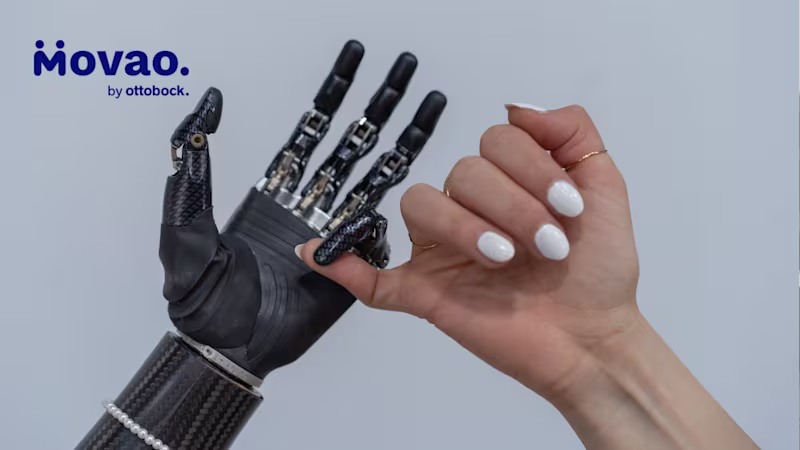 Das Bild zeigt eine normale, menschliche Hand und eine bebionic Prothesenhand von Ottobock, welche sich mit dem kleinen Finger berühren.