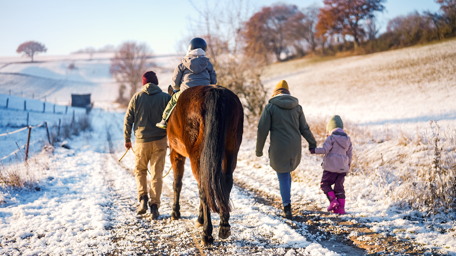 SP hastası bir atın üzerinde oturuyor