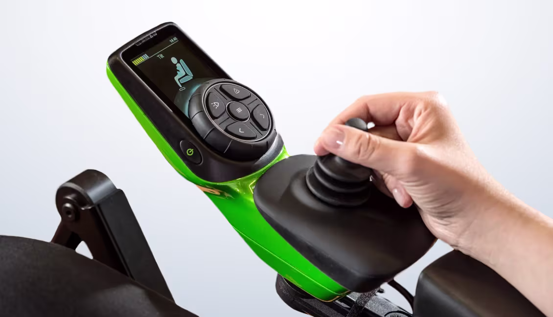 Juvo tekerlekli sandalyenin el kumandalarının yakından çekilmiş resmi, cihazın bir joystick ile nasıl kontrol edilebileceğini göstermektedir.
