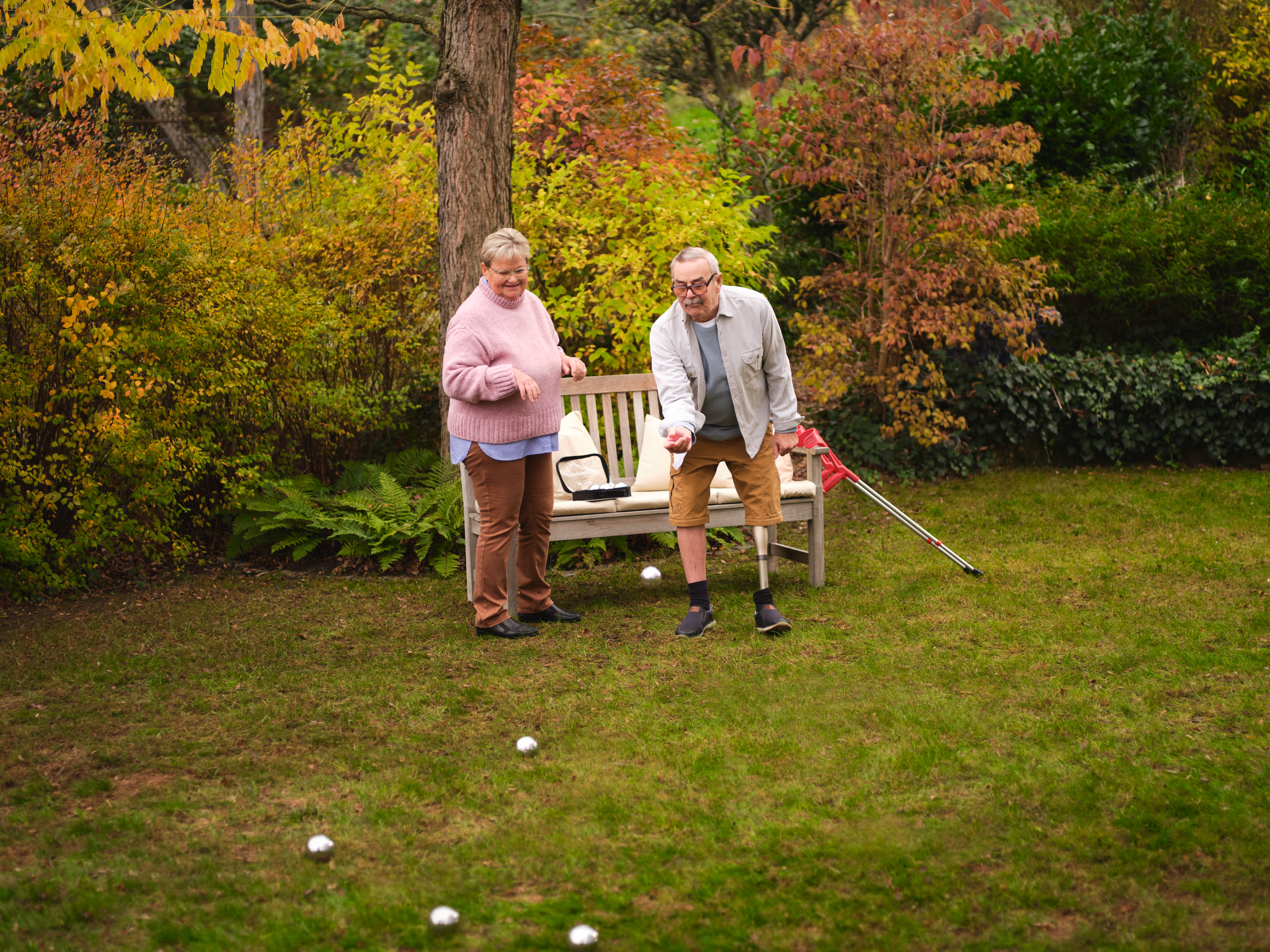 Kenevo kullanıcısı Robert ve eşi bahçelerinde boccia oynuyor