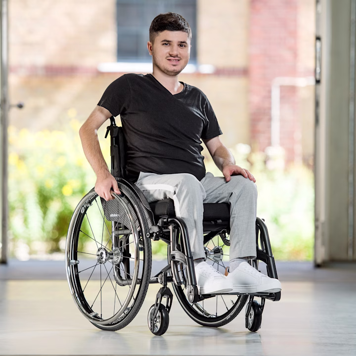 Enes sitting in his Avantgarde 4 manual wheelchair from Ottobock.