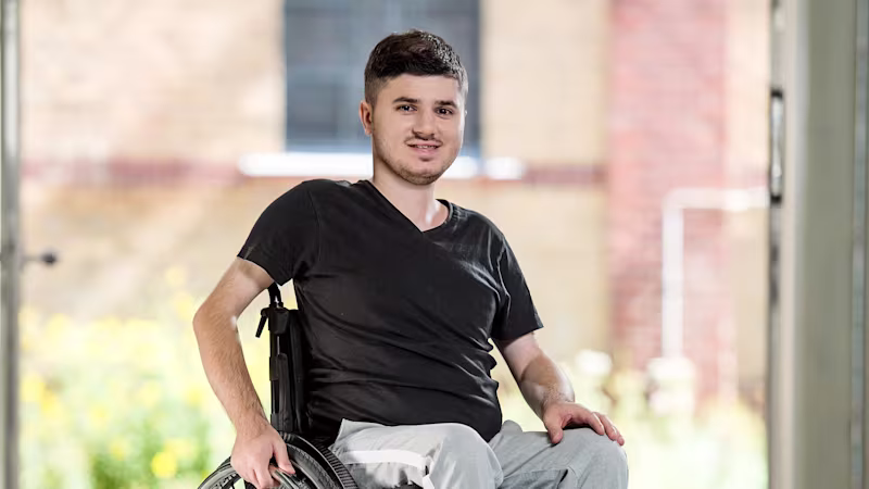 Enes, Ottobock'tan Avantgarde manuel tekerlekli sandalyesinde oturuyor.