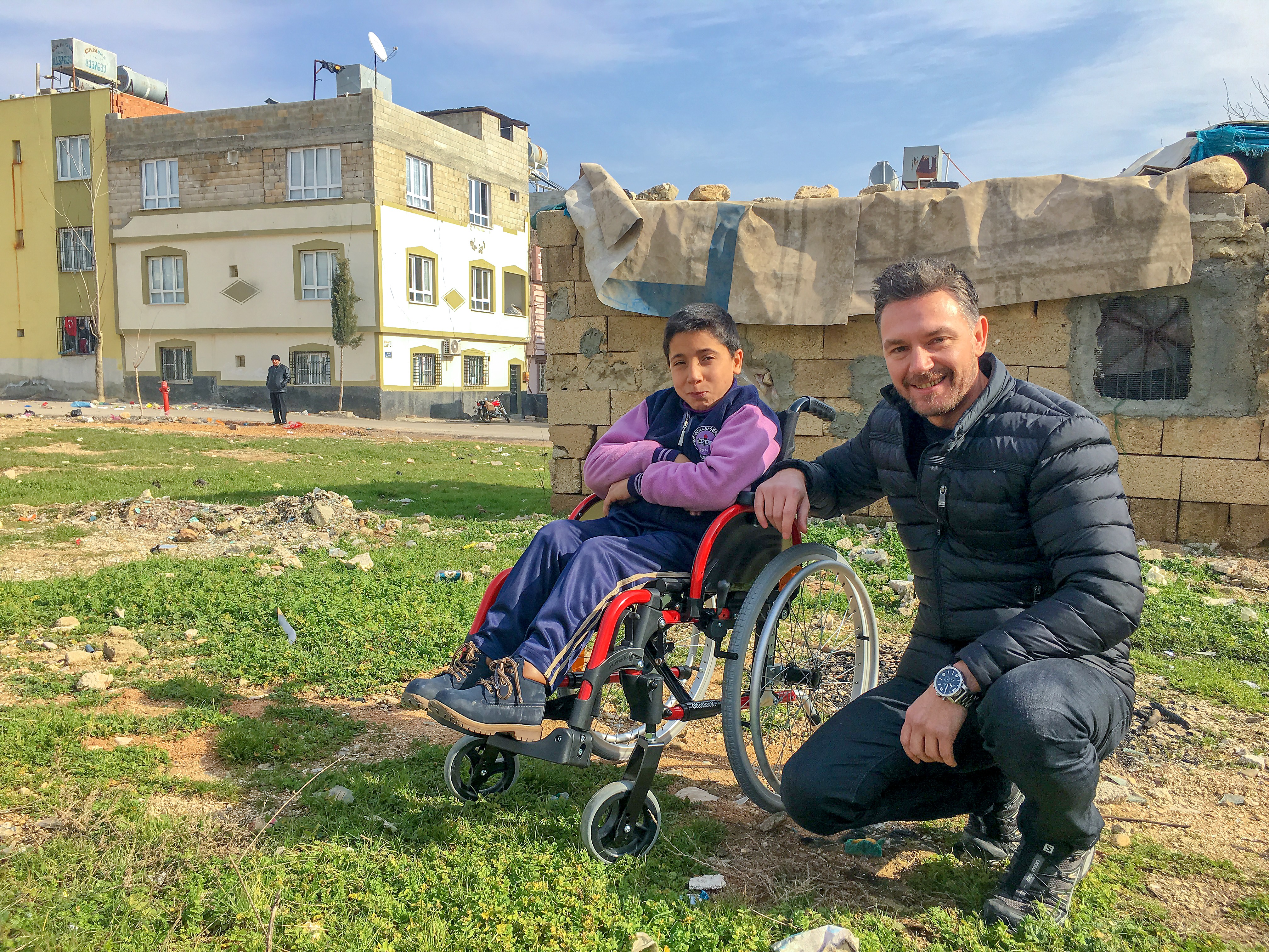 Helfer der Ottobock Global Foundation versorgen Kinder und Jugendliche mit Hilfsmitteln in Syrien und der Türkei.