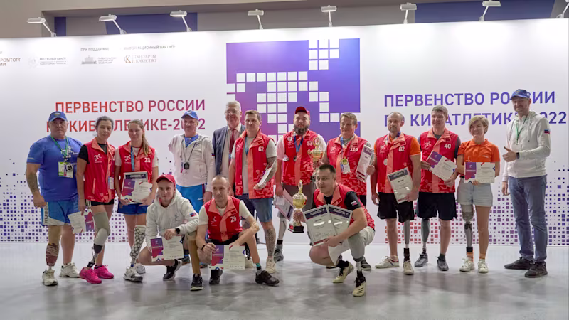 Общее фото после награждения победителей и призеров дисциплин "Протезы бедра" и "Протезы голени" на Первенстве России по Кибатлетике 2022